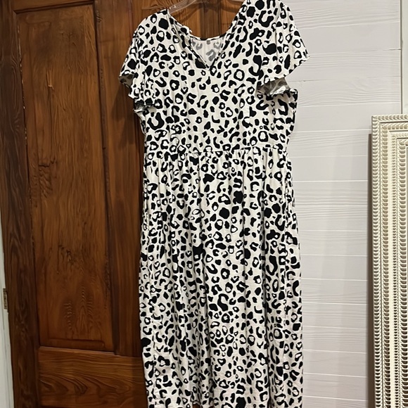 Perfect Condition! This is an adorable linen black & cream leopard midi - Picture 3 of 3